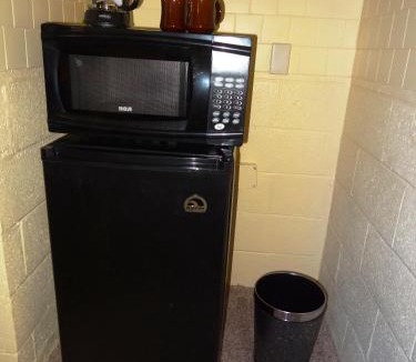 Mount Ida Hotel | JI9 - Queen Guest Room at the Joplin Inn