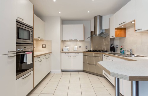 Poole Apartment | Jibe Ho - Spacious Apartment with Harbour Views