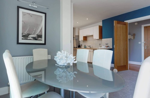 Poole Apartment | Jibe Ho - Spacious Apartment with Harbour Views