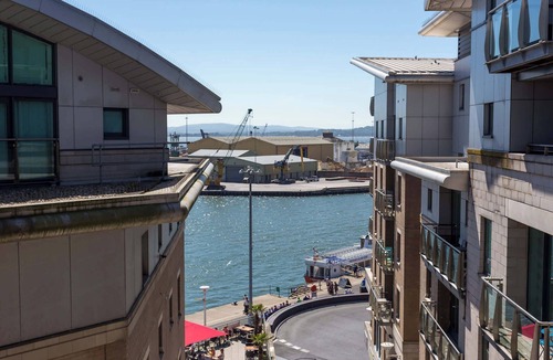 Poole Apartment | Jibe Ho - Spacious Apartment with Harbour Views