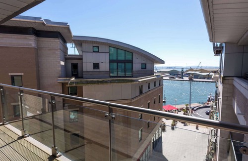 Poole Apartment | Jibe Ho - Spacious Apartment with Harbour Views