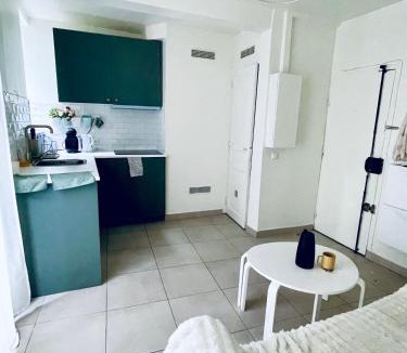 Hopital Saint-Louis House | Jin's cosy apartment at Paris 10ème