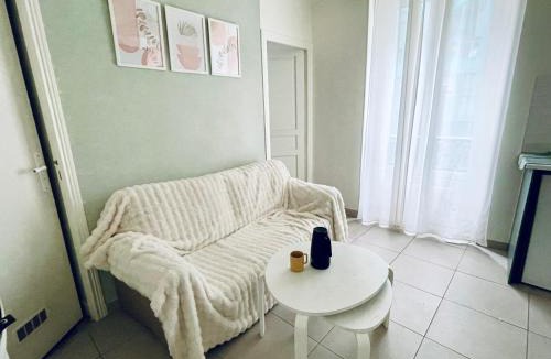 Hopital Saint-Louis House | Jin's cosy apartment at Paris 10ème