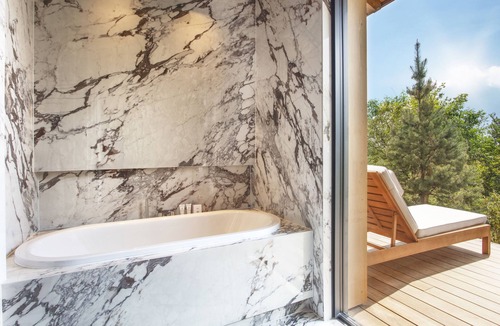 Crozet Hotel | Jiva Hill Resort - Genève