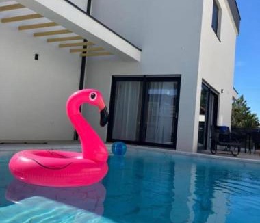 Peroj House | Jlo1 mit beheizbarem Pool