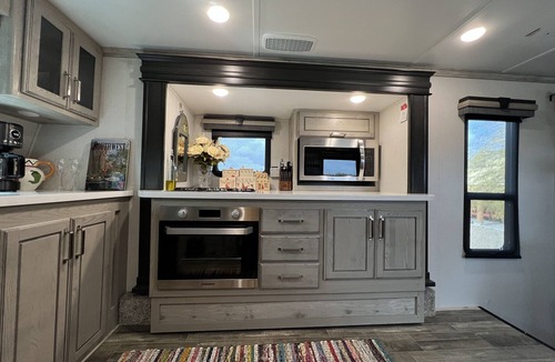 Riverton House | JMA Alpine Inn