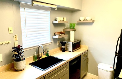Berclair House | job relocation, corporate travelers, travel techs ,data center,2br,1.5ba, 4 beds