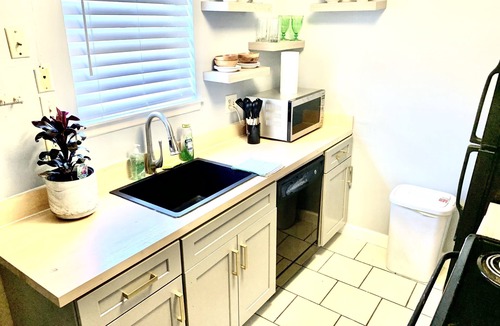 Berclair House | job relocation, corporate travelers, travel techs ,data center,2br,1.5ba, 4 beds