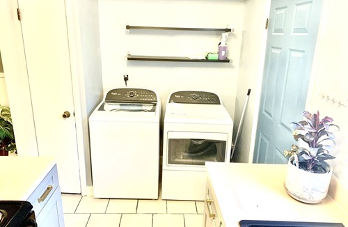 Berclair House | job relocation, corporate travelers, travel techs ,data center,2br,1.5ba, 4 beds