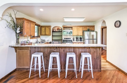 Mountain View House | John Thomas Farmhouse ~ secluded valley + creek