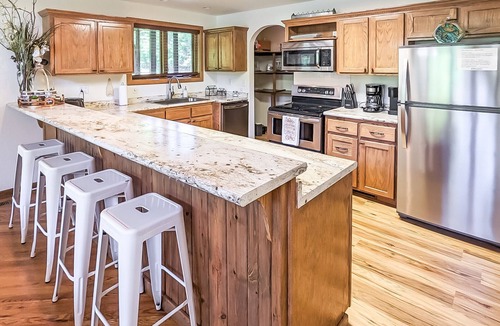 Mountain View House | John Thomas Farmhouse ~ secluded valley + creek