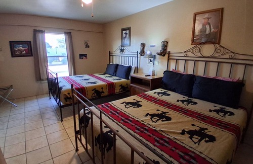 Buchanan Dam Cabin | John Wayne Suite