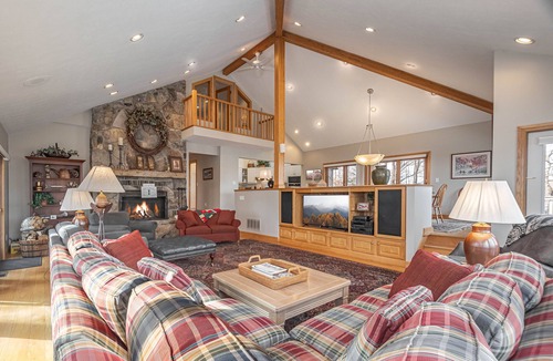 Blakeslee House | Johnny Appleseed | Lakefront + Pool Access