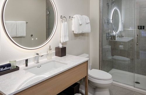 Eastsound Hotel | Johns - Graciously Appointed