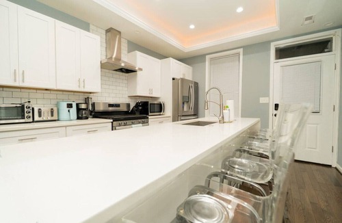 Greektown House | Johns Hopkins Inner Harbor Downtown 5 beds w/deck