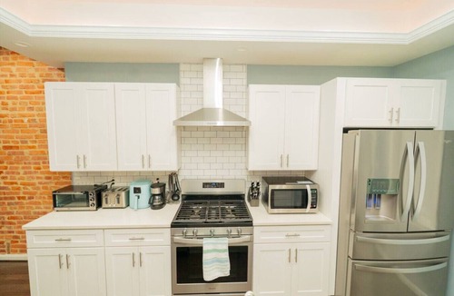 Greektown House | Johns Hopkins Inner Harbor Downtown 5 beds w/deck
