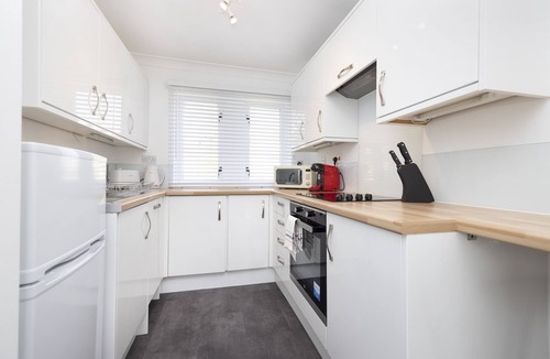 Govan Apartment | JOIVY Bright 3-Bed Flat Overlooking The Clyde