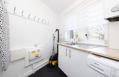 Govan Apartment | JOIVY Bright 3-Bed Flat Overlooking The Clyde