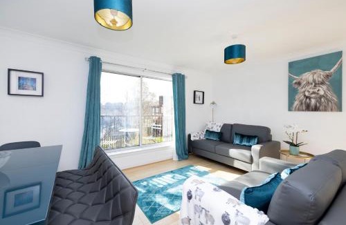 Govan Apartment | JOIVY Bright Flat Overlooking The Clyde