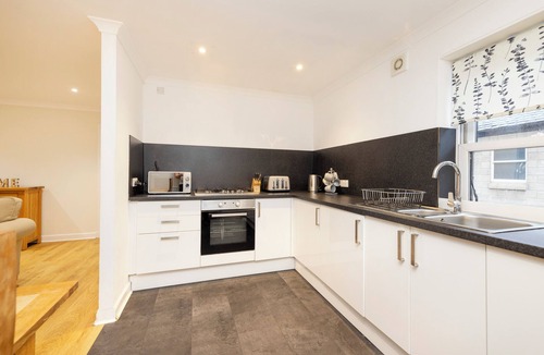 West End Apartment | JOIVY Gorgeous Flat Near Edinburgh Castle W/Parking