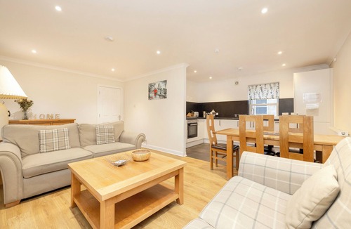 West End Apartment | JOIVY Gorgeous Flat Near Edinburgh Castle W/Parking