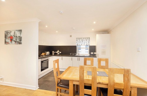 West End Apartment | JOIVY Gorgeous Flat Near Edinburgh Castle W/Parking