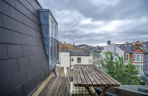 Sands End Apartment | JOIVY Lovely 1-bed flat w/balcony in Fulham, West London