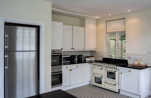 Maldon Apartment | JOIVY Osea Island: Seafront Opulence