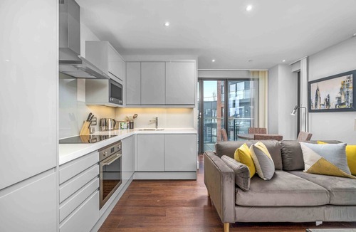 Docklands Apartment | JOIVY Tasteful 1-bed flat w/balcony