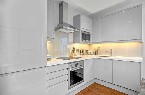 Docklands Apartment | JOIVY Tasteful 1-bed flat w/balcony