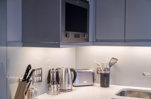 Docklands Apartment | JOIVY Tasteful 1-bed flat w/balcony