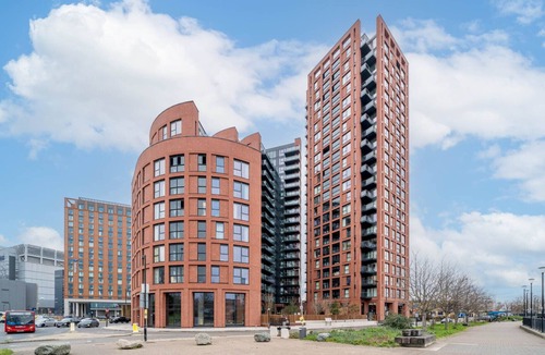 Docklands Apartment | JOIVY Tasteful 1-bed flat w/balcony