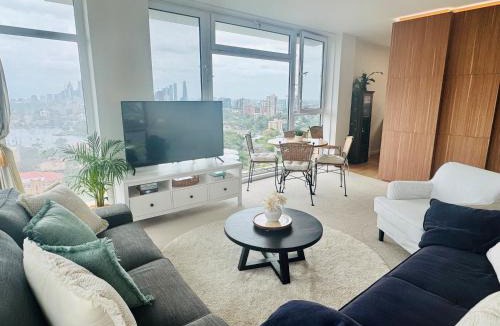 Neutral Bay Apartment | JoJo's Place! Harbour views, 2 Beds and free parking