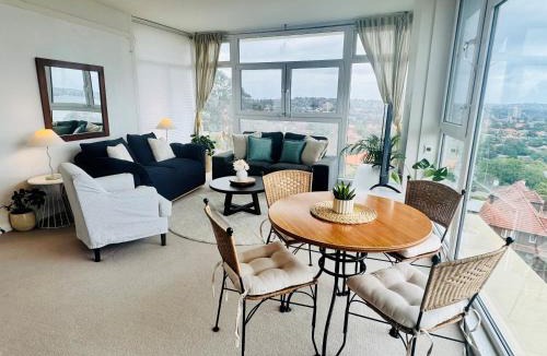 Neutral Bay Apartment | JoJo's Place! Harbour views, 2 Beds and free parking