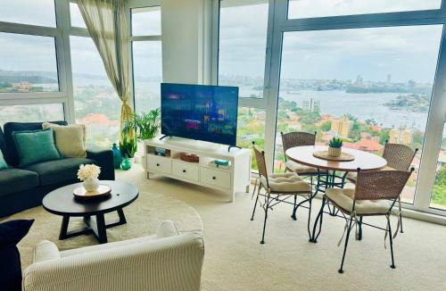 Neutral Bay Apartment | JoJo's Place! Harbour views, 2 Beds and free parking