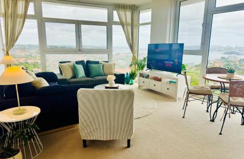 Neutral Bay Apartment | JoJo's Place! Harbour views, 2 Beds and free parking