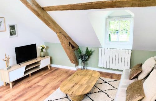 Lisieux Apartment | JOLI & MANSARDÉ - Le Jardin de l'Evêché a votre Fenêtre