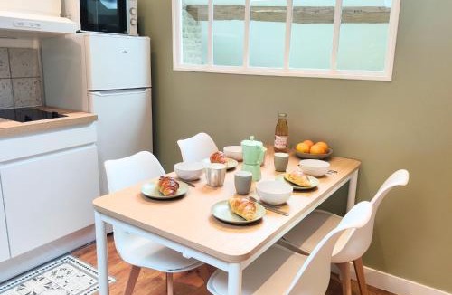 Lisieux Apartment | JOLI & MANSARDÉ - Le Jardin de l'Evêché a votre Fenêtre