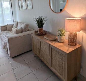 Aigues-Mortes Apartment | Joli rez de jardin piscine