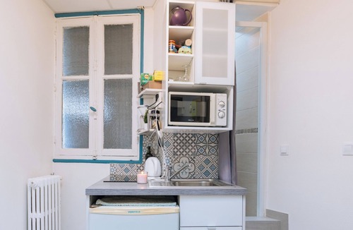 Hopital Saint-Louis Apartment | Joli Studio pour 3 - La Vilette!