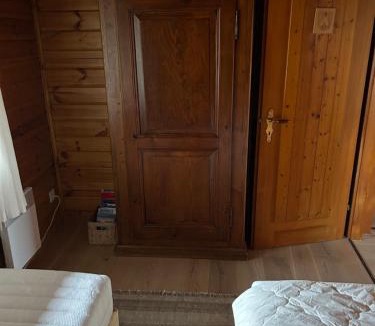 Le Vaud Bed & Breakfast | Jolie chambre dans chalet