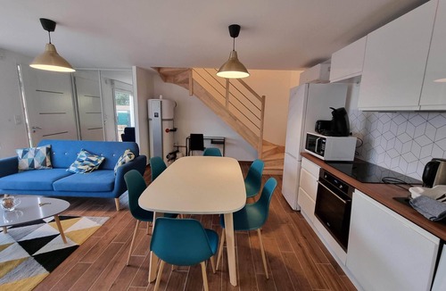 Saint-Denis-de-l'Hotel House | Jolie Maison Récente, au Calme