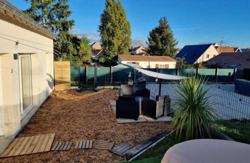 Saint-Denis-de-l'Hotel House | Jolie Maison récente, au calme avec jardin et parking gratuit