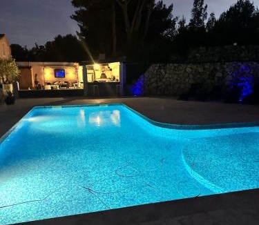 Bouc-Bel-Air Apartment | Jolie maison avec vue sur piscine