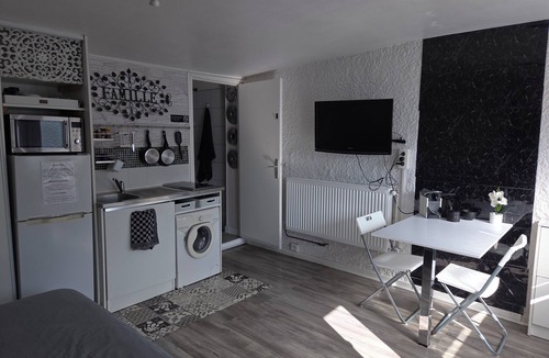 Roissy-en-Brie Apartment | Jolie Maisonnette Avec Terrasse et Jardin