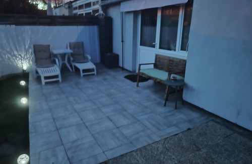 Roissy-en-Brie Apartment | Jolie Maisonnette Avec Terrasse et Jardin