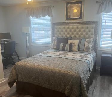 Ellendale House | Jolly Accommodations & Suite-Sleeps 10