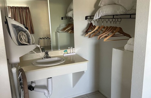 Marina del Rey Hotel | Jolly Roger Hotel