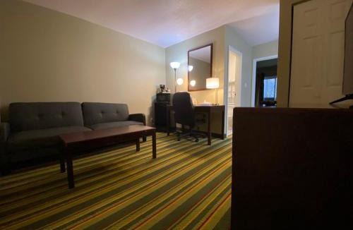 Otter Lake Hotel | Jolly Roger Inn & Resort