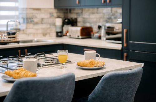 Sandown Ski Chalet | Jollys